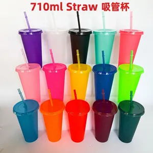 Vista dettagliata di bicchieri freddi in plastica glitterata da 710 ml con cannucce colorate