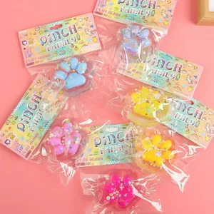 Vue détaillée de divers jouets squishy patte de chat colorés dans leur emballage d'origine.