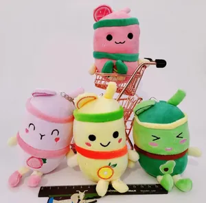 Vue rapprochée de quatre porte-clés en peluche colorés en forme de thé aux fruits