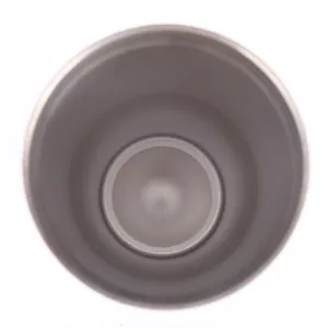 Vista macro della parete interna liscia del bicchiere in acciaio inox da 30oz.