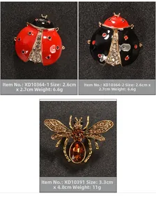 Detailansicht von Vintage-Insektenbroschen mit niedlichen Bienen- und Marienkäfern