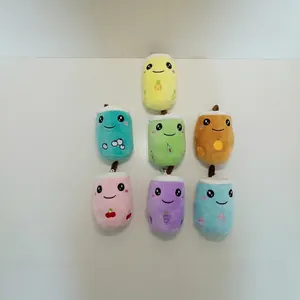 Mignons porte-clés en peluche tasse de bubble tea avec divers motifs de fruits brodés.