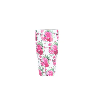 Dettaglio del bicchiere termico da 30oz in acciaio inox con motivo floreale di rose rosa