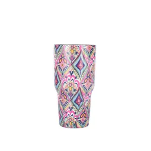 Vista dettagliata del vivace motivo mandala boho su un bicchiere in acciaio inox da 30oz