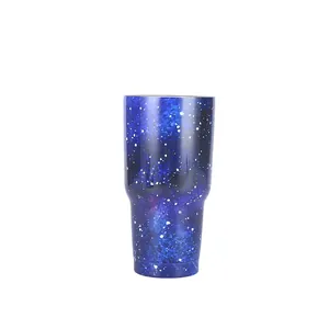 Vista dettagliata del bicchiere termico da 30oz in acciaio con motivo galassia