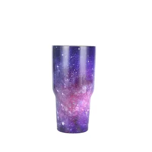 Dettaglio di un bicchiere in acciaio inossidabile da 30 oz con motivo a nebulosa galassia