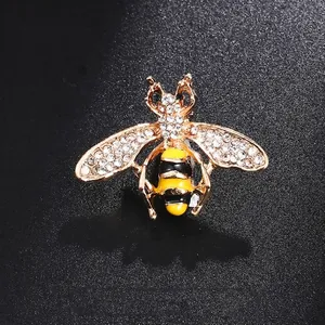 Élégante broche abeille en cristal doré avec détails en émail jaune pour femmes