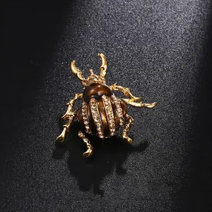 Broche scarabée dorée vintage avec cristaux étincelants et détails en émail fin