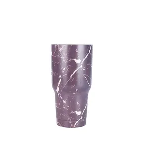 Vista dettagliata di un bicchiere in acciaio inox da 30oz con motivo in marmo viola