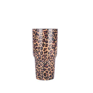 Dettaglio di un bicchiere da viaggio da 30oz in acciaio inox con stampa leopardata.