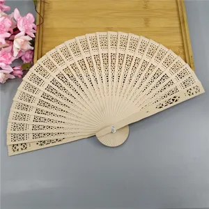 Éventail pliant en bois ajouré classique pour femmes, idéal pour les mariages.