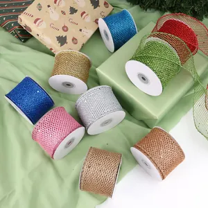 Dettaglio di nastri in rete metallica colorati per confezioni regalo natalizie