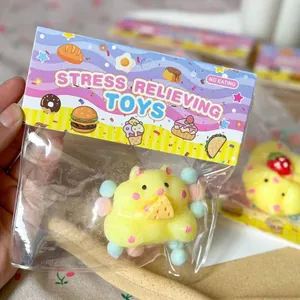 Nahaufnahme eines gelben Kawaii-Squishy-Spielzeugs mit Stressabbau-Verpackung.