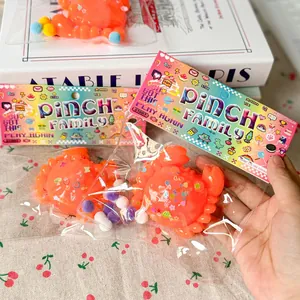 Vue détaillée du jouet à presser crabe avec paillettes et emballage