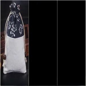 Gros plan d'un sac à bijoux en patchwork à motifs floraux bleus et blancs avec cordon