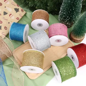 Primo piano di nastri a rete glitterati con bordi metallici per decorazioni natalizie
