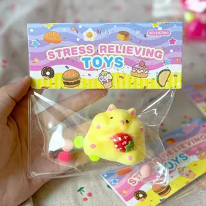 Nahaufnahme eines gelben Erdbeer-Squishy-Spielzeugs in der Geschenkverpackung zur Entspannung