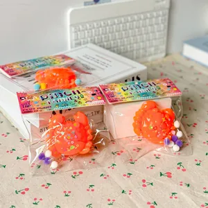 Détail de jouets spongieux en forme de crabe orange dans un emballage très mignon