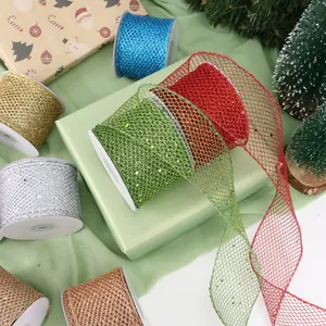 Dettaglio nastri a rete glitterati colorati con bordo metallico per Natale