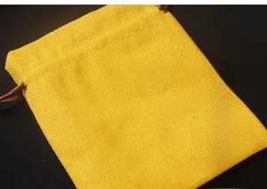 Vue détaillée de la texture arrière d'une pochette à bijoux jaune à cordon
