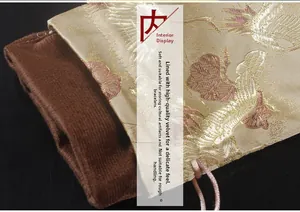Détail de la doublure en velours d'un pochon à bijoux en soie chinoise traditionnelle