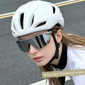 Nahaufnahme einer silber verspiegelten Sport-Sonnenbrille mit einem weißen Helm.