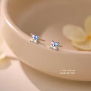 Gros plan détaillé de boucles d'oreilles papillon en argent S999 avec zircons colorés