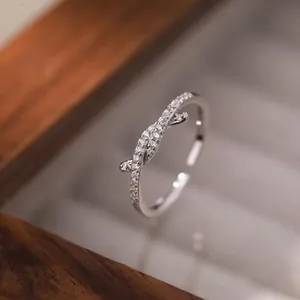 Vue détaillée d'une bague nœud élégante en argent sertie de zircons blancs brillants