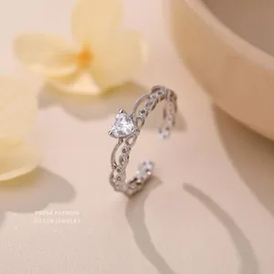 Vue détaillée d'une bague en argent avec une pierre étincelante en forme de cœur.