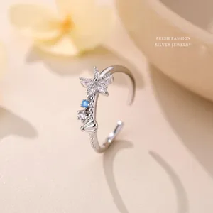 Gros plan détaillé d'une élégante bague en argent étoile de mer avec des pierres de zircon