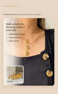 Gros plan détaillé d'un collier à 3 rangs avec pendentif fleur de naissance dorée