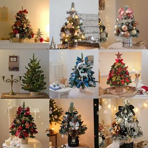 Collezione di mini alberi di Natale da tavolo con ornamenti e luci LED