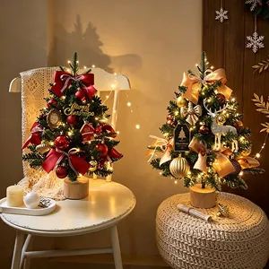 Due mini alberi di Natale decorativi da tavolo con luci LED calde e basi in legno naturale