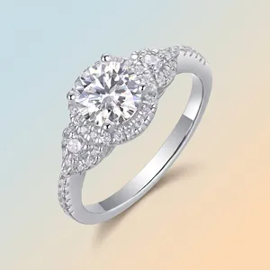Elegante anello in argento sterling S925 con moissanite taglio brillante e montatura halo