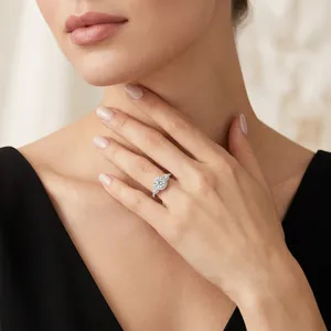 Elegante anello in argento s925 con pietre di moissanite indossato da modella.