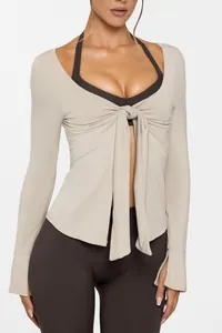 Détail de face d'un cardigan de yoga doux avec nœud à nouer et coupe ajustée