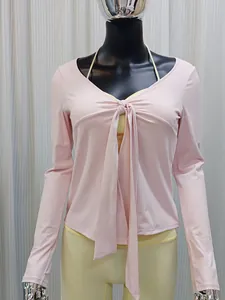Détail d'un cardigan de yoga rose doux à manches longues avec lien devant pour femme