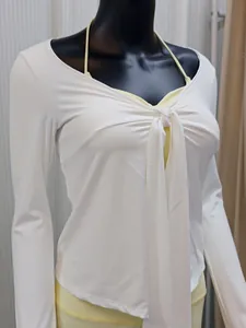 Détail du cardigan de yoga blanc avec nœud frontal et tissu doux à séchage rapide