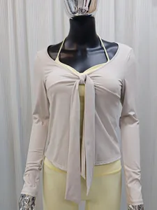 Vue de face d'un cardigan de yoga à nœud sur un mannequin, idéal pour le fitness