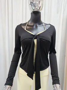 Détail d'un cardigan de yoga noir à nouer avec manches longues sur un mannequin.