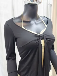 Détail d'un cardigan de yoga noir à nouer, en tissu doux à séchage rapide pour le fitness.