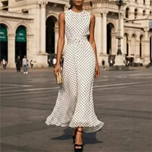 Robe longue sans manches style rétro français à pois blancs avec taille cintrée élégante