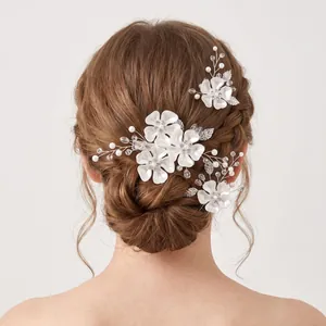 Elegante set di fermagli per capelli da sposa con fiori e perle bianche per acconciature