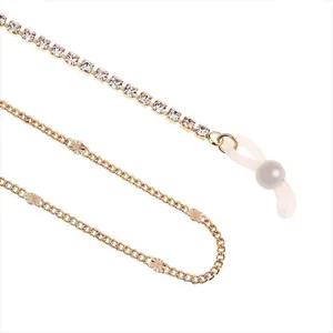 Dettaglio ravvicinato di una catena per occhiali dorata con strass e maglie metalliche