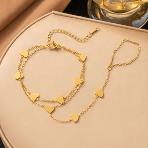 Vista dettagliata dell'elegante bracciale schiava con cuore in oro in resistente acciaio al titanio