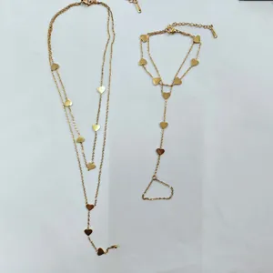Elegante conjunto de collar de doble capa con corazones y cadena de mano en acero de titanio