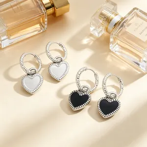 Élégantes boucles d'oreilles créoles cœur en émail noir et blanc avec dorure