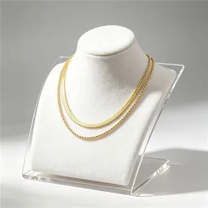 Vue détaillée du collier double couche en acier inoxydable doré, chaîne plate et corde
