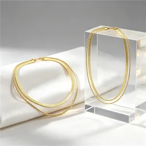 Détail d'un collier en acier inoxydable doré à deux couches avec chaînes à chevrons