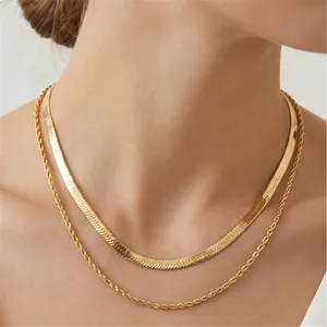 Vue détaillée d'un collier double rang tendance en acier inoxydable doré à chevrons